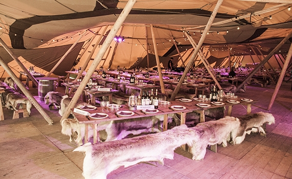 bilde av telt med reinsdyrskinn