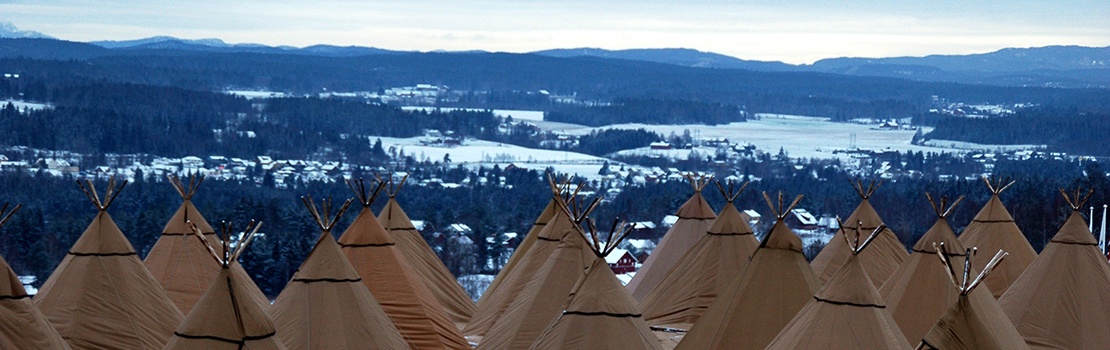 En leir av Stratus telt levert til ett arrangement på Vikersund med idylliske omgivelser. Telt i tradisjonell tentipi stil.
