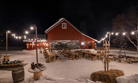 Afterski oppsett utendørs, belysning, benker og reinsdyrskinn