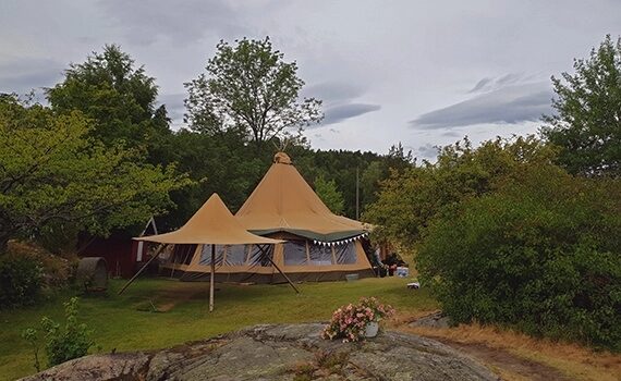Ett mindre bryllup på Hurum med Stor lavvo for selve feiringen og en paviljong for å fortsette festen utendørs. I grønne omgivelser levert og demontert av lavvoutleie.