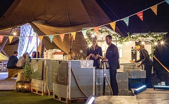 Stor lavvo levert til større feiring med bar løsning.