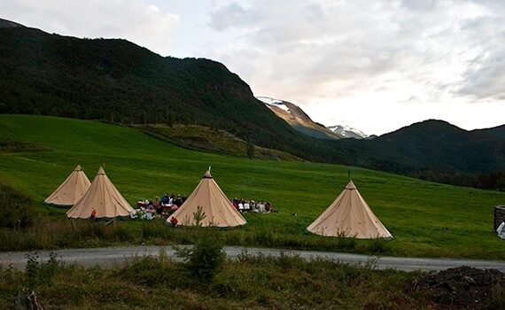 Lavvoutleie leverer, monterer og demonterer lavvoer til overnatting ute i naturlige omgivelser med utsikt over fjell og tilbyr dermed en helt unik frilufts opplevelse