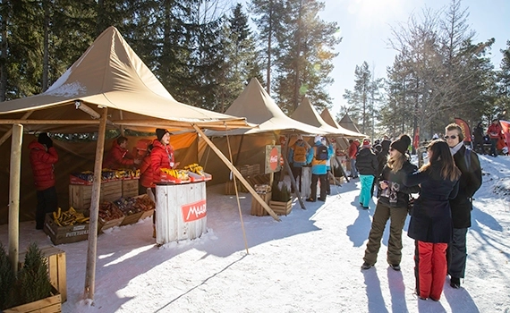 Salgsbod med paviljong fra Holmenkoll fest