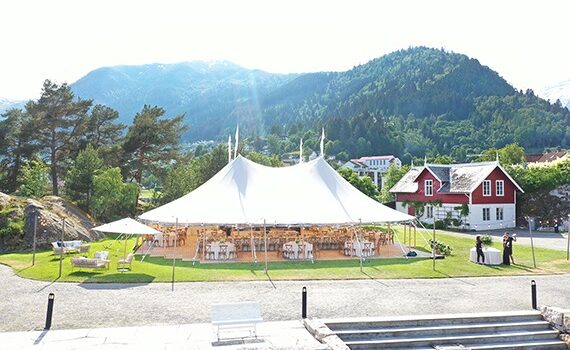 Åpent stort Sperry telt levert til ett bryllup i Sogn på Vestlandet med møbler, servering og dekorasjoner. Fulgte også med lounge løsning med sofa og paviljong for å skjerme for solen.