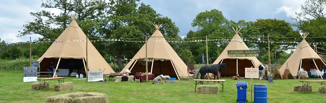 Cirrus tentipi lavvo for festival og konsept. Her leverte vi lavvoer til ett marked med blant annet workshops for å lage kurvet (basket making) og malekunst eller tegning.