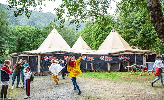 Telt som samlingspunkt og bar for festival