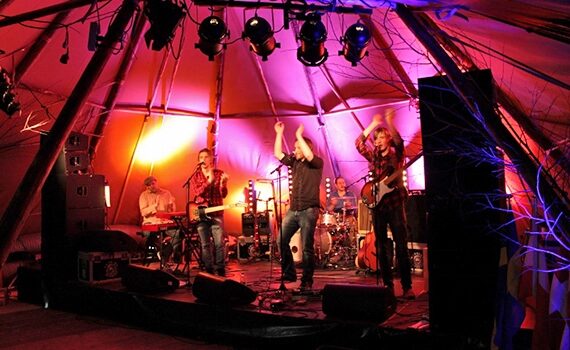 Konsert i telt for stemning