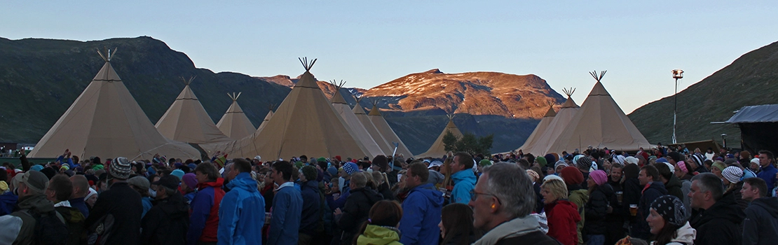Stratus lavvoer sammenkoblet for ett unikt arrangement til festival.