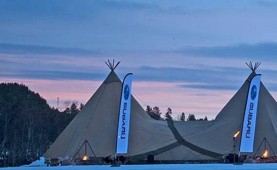 Vi leverte lavvoer til ett bedriftsarrangement for Subaru med suksess. Lavvoen som er brukt til arrangementet er Stratus koblet sammen. Salg.