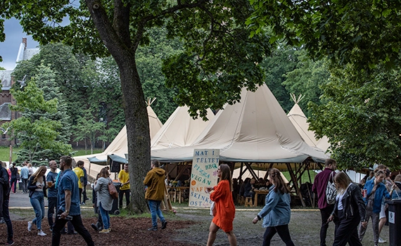 Mat i telt for utendørs arrangement