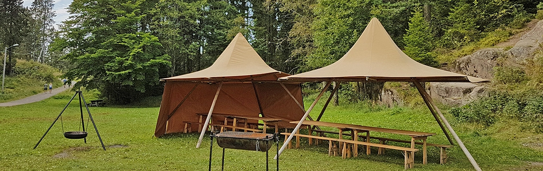 Paviljong med langbord og benker til leie
