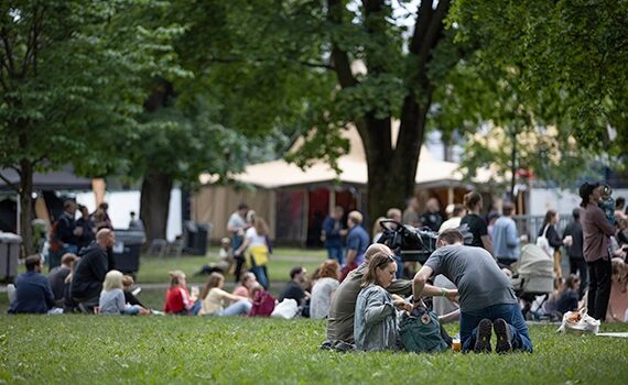 Pikning i parken med lavvo til leie for uteservering