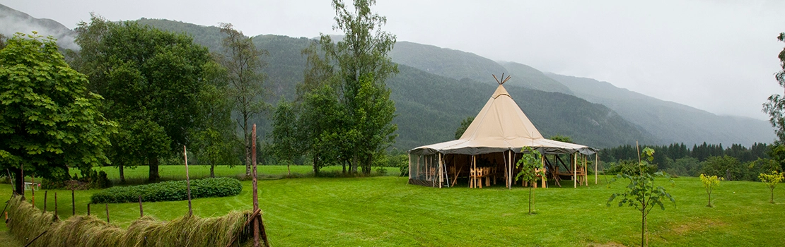 Selskap i norsk natur med lavvo til utleie, telt til leie for selskap