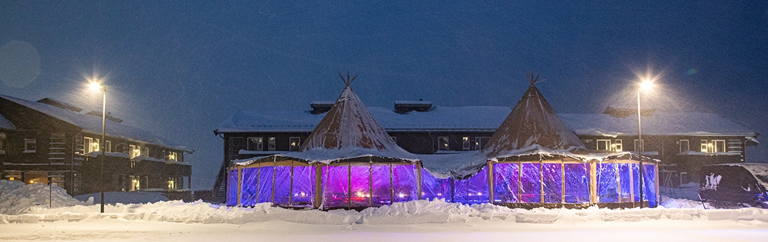 Stratus i bakgård for fest og feiring. Telt til leie for bedrifter og private